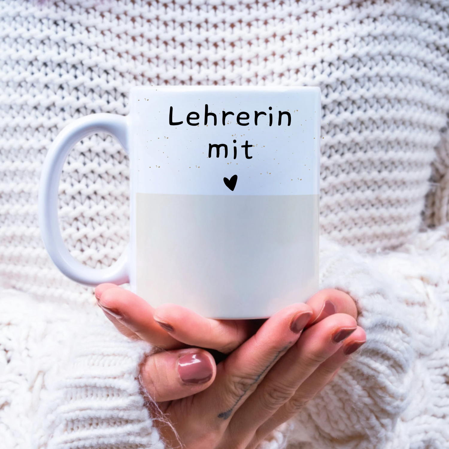Keramiktasse Lehrerin mit Herzmotiv – personalisierbare Hintergrundfarbe