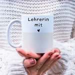 Lade das Bild in den Galerie-Viewer, Keramiktasse Lehrerin mit Herzmotiv – personalisierbare Hintergrundfarbe
