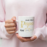 Lade das Bild in den Galerie-Viewer, Personalisierte Tasse für den Papa, Vater, Unser Held Papa | Kaffeetasse Namenstasse | Geschenkidee | Individuell bedruckt - GlamourDesign
