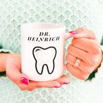 Lade das Bild in den Galerie-Viewer, Personalisierte Tasse für Zahnärzte | Dr. Heinrich | Kaffeetasse Namenstasse | Geschenkidee | Individuell bedruckt - GlamourDesign

