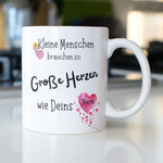 Lade das Bild in den Galerie-Viewer, Personalisiert Tasse für Erzieher| Abschied | Dankeschön| Namenstasse | Kleine Menschen brauchen... - GlamourDesign
