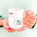 Lade das Bild in den Galerie-Viewer, Tasse mit Sternzeichen| Horoskop| Geschenk zum Geburtstag| Geburt| personalisiert mit Namen| Fisch - GlamourDesign
