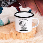Lade das Bild in den Galerie-Viewer, Emaille Tasse| Becher| Geschenk für Segelfans| Lets go sailing| personalisiert mit Wunschnamen - GlamourDesign
