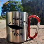 Lade das Bild in den Galerie-Viewer, Personalisierbare Tasse aus Edelstahl mit Karabinergriff| Geschenk| Bergsteiger| Namenstasse| On Tour - GlamourDesign
