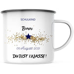 Lade das Bild in den Galerie-Viewer, Emaille Tasse| Schulkind| Einschulung| mit Datum und Wunschnamen| Du bist 1.Klasse - GlamourDesign
