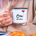 Lade das Bild in den Galerie-Viewer, Emaille Tasse Geschenk für die Oma mit Herz Motiv personalisierbar mit Wunschnamen - GlamourDesign
