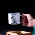 Lade das Bild in den Galerie-Viewer, Emaille Tasse| Becher| Geschenk für Segelfans| Lets go sailing| personalisiert mit Wunschnamen - GlamourDesign
