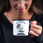 Lade das Bild in den Galerie-Viewer, Emaille Tasse| Becher| Geschenk für Segelfans| Lets go sailing| personalisiert mit Wunschnamen - GlamourDesign
