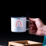 Lade das Bild in den Galerie-Viewer, Emaille Tasse| Erzieherin| Danke, dass du mir beim wachsen geholfen hast| Geschenk für die Erzieherin| Regenbogen| personalisiert mit Namen - GlamourDesign
