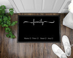 Lade das Bild in den Galerie-Viewer, Fußmatte | personalisierbar mit Familien-&amp;Vornamen| Herzen |bis zu 7 Vornamen | Indoor - GlamourDesign
