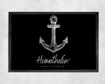Lade das Bild in den Galerie-Viewer, Fußmatte | Heimathafen| gezeichnet| personalisierbar mit Koordinaten | Indoor - GlamourDesign

