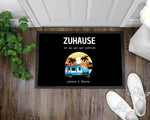 Lade das Bild in den Galerie-Viewer, Fußmatte | Zuhause ist wo wir parken| personalisierbar mit Vornamen| rutschfest &amp; waschbar | Indoor - GlamourDesign
