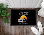 Lade das Bild in den Galerie-Viewer, Fußmatte | Zuhause ist wo wir parken| Sunset-Edition| personalisierbar mit Vornamen| rutschfest &amp; waschbar | Indoor - GlamourDesign
