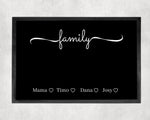 Lade das Bild in den Galerie-Viewer, Fußmatte | personalisierbar mit Familien-&amp;Vornamen| Herzen |bis zu 7 Vornamen | Indoor - GlamourDesign
