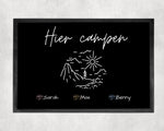 Lade das Bild in den Galerie-Viewer, Fußmatte | Hier campen| verschiedene Farben| personalisierbar mit Vornamen| | bis zu 6 Vornamen | Indoor - GlamourDesign
