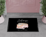 Lade das Bild in den Galerie-Viewer, Fußmatte | verschiedene Campermodelle| personalisierbar mit Vornamen| rutschfest &amp; waschbar | Indoor - GlamourDesign
