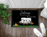 Lade das Bild in den Galerie-Viewer, Fußmatte | Zuhause ist wo wir parken| personalisierbar mit Vornamen| rutschfest &amp; waschbar | Indoor - GlamourDesign

