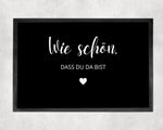Lade das Bild in den Galerie-Viewer, Fußmatte | Wie schön, dass du da bist| rutschfest mit Rand| schwarz | Indoor - GlamourDesign
