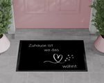 Lade das Bild in den Galerie-Viewer, Fußmatte | Zuhause ist wo das Herz wohnt| rutschfest &amp; waschbar| schwarz | Indoor - GlamourDesign
