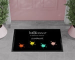 Lade das Bild in den Galerie-Viewer, Fußmatte | bunt mit Farbklecksen| personalisierbar mit bis zu 7 Vornamen| Willkommen | Indoor - GlamourDesign
