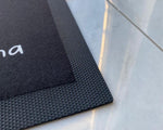 Lade das Bild in den Galerie-Viewer, Fußmatte | Schuhparkplatz| personalisierbar mit Familiennamen &amp; Fußabdrücken | Indoor - GlamourDesign
