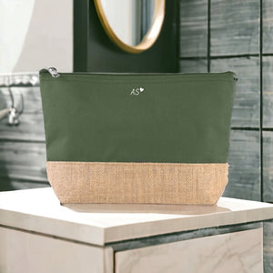 Personalisierte Kosmetiktasche aus Jute | Schminktasche mit Initialen und Herz | in 4 Farben - GlamourDesign