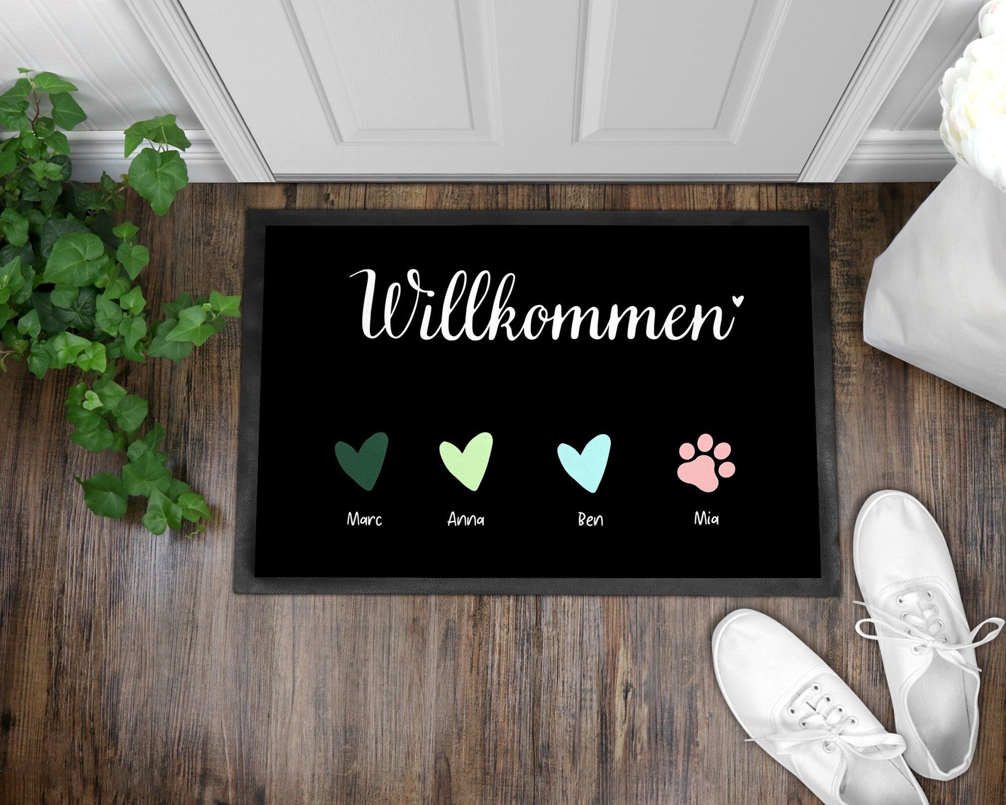 Willkommen Fußmatte | personalisierbar mit Familiennamen | Farbige Herzen und Tierpfoten | rutschfest&waschbar | Indoor - GlamourDesign