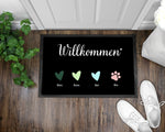 Lade das Bild in den Galerie-Viewer, Willkommen Fußmatte | personalisierbar mit Familiennamen | Farbige Herzen und Tierpfoten | rutschfest&amp;waschbar | Indoor - GlamourDesign
