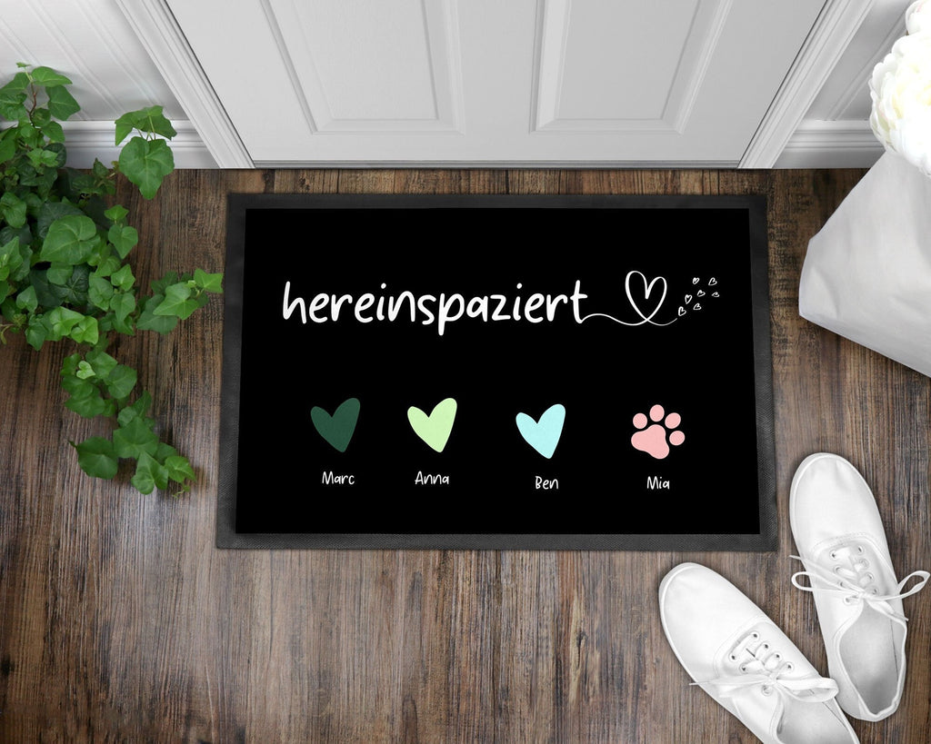 Hereinspaziert Fußmatte personalisiert mit Namen Farbige Herzen und Tierpfoten Indoor Matte - GlamourDesign