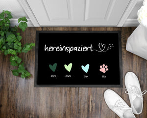 Hereinspaziert Fußmatte personalisiert mit Namen Farbige Herzen und Tierpfoten Indoor Matte