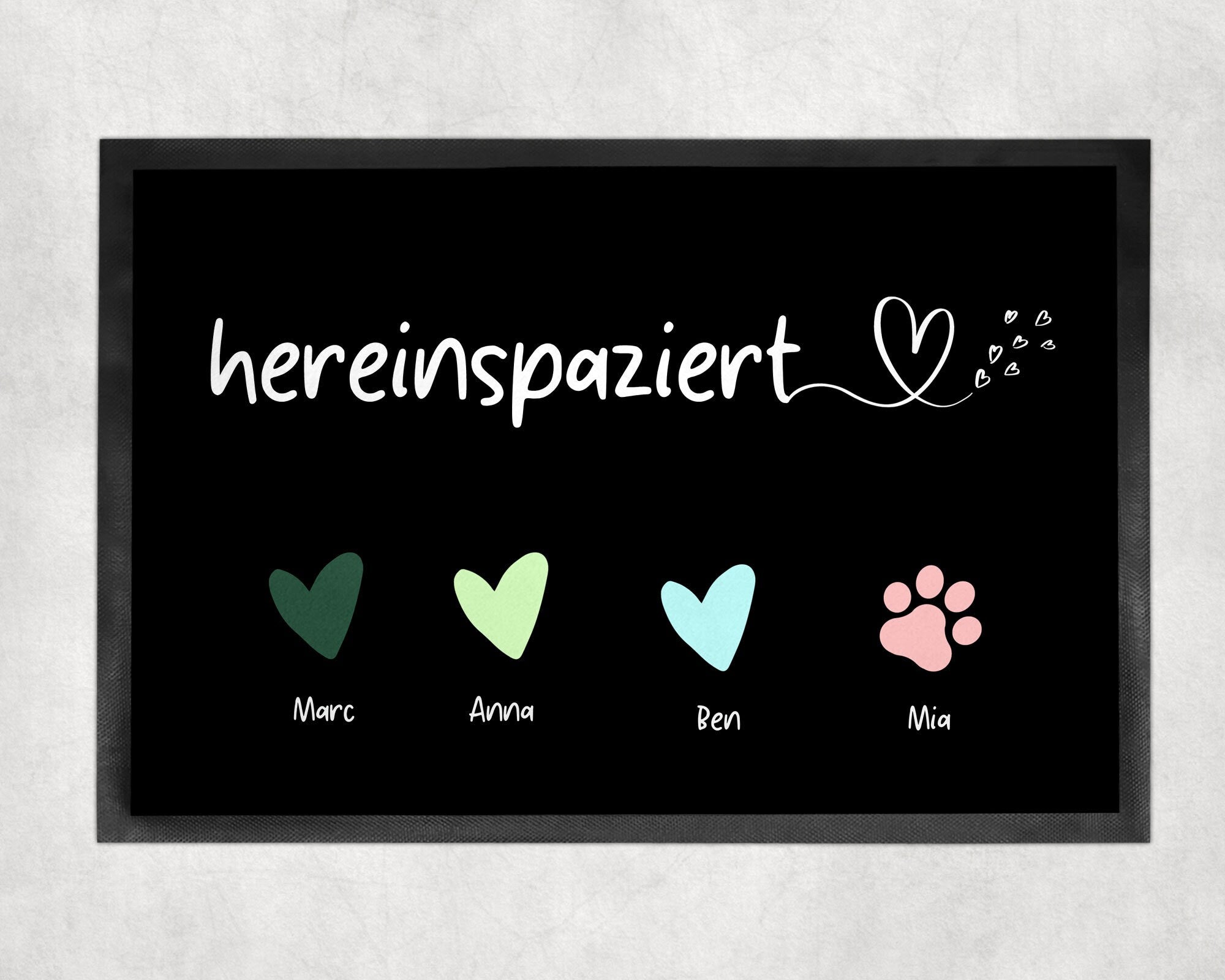Hereinspaziert Fußmatte personalisiert mit Namen Farbige Herzen und Tierpfoten Indoor Matte - GlamourDesign