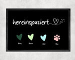 Lade das Bild in den Galerie-Viewer, Hereinspaziert Fußmatte personalisiert mit Namen Farbige Herzen und Tierpfoten Indoor Matte - GlamourDesign

