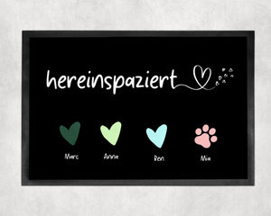 Hereinspaziert Fußmatte personalisiert mit Namen Farbige Herzen und Tierpfoten Indoor Matte - GlamourDesign