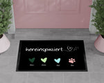 Lade das Bild in den Galerie-Viewer, Hereinspaziert Fußmatte personalisiert mit Namen Farbige Herzen und Tierpfoten Indoor Matte - GlamourDesign
