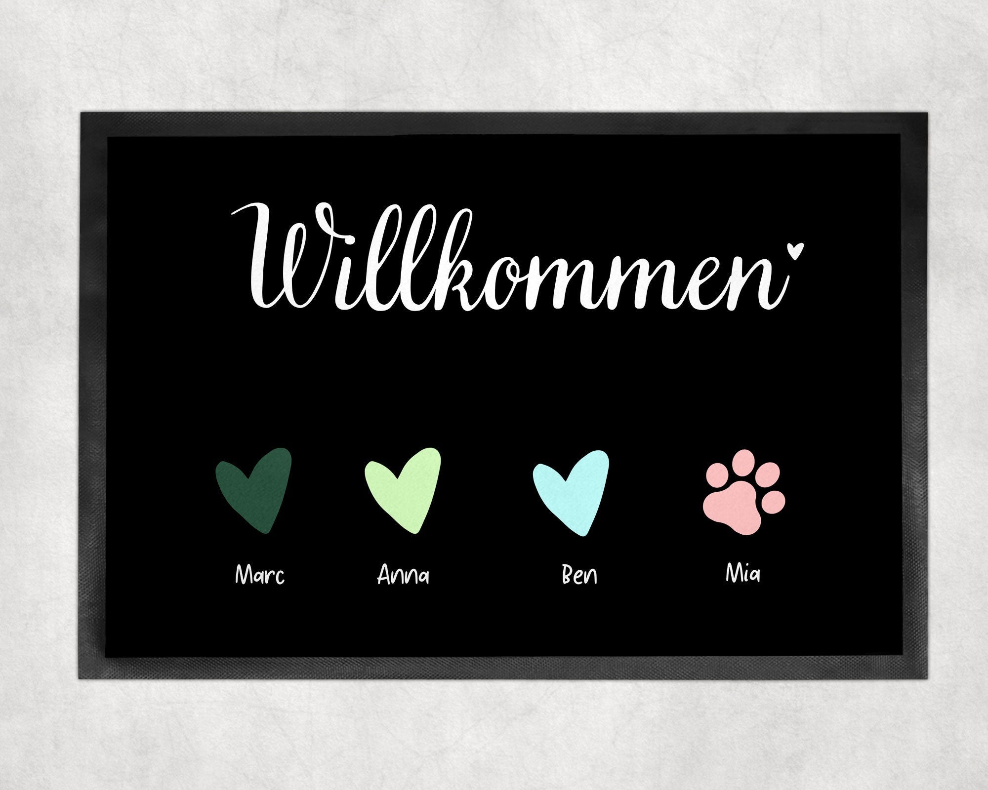 Willkommen Fußmatte | personalisierbar mit Familiennamen | Farbige Herzen und Tierpfoten | rutschfest&waschbar | Indoor - GlamourDesign
