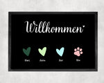 Lade das Bild in den Galerie-Viewer, Willkommen Fußmatte | personalisierbar mit Familiennamen | Farbige Herzen und Tierpfoten | rutschfest&amp;waschbar | Indoor - GlamourDesign
