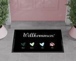 Lade das Bild in den Galerie-Viewer, Willkommen Fußmatte | personalisierbar mit Familiennamen | Farbige Herzen und Tierpfoten | rutschfest&amp;waschbar | Indoor - GlamourDesign
