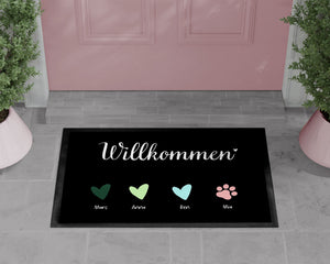 Willkommen Fußmatte | personalisierbar mit Familiennamen | Farbige Herzen und Tierpfoten | rutschfest&waschbar | Indoor - GlamourDesign