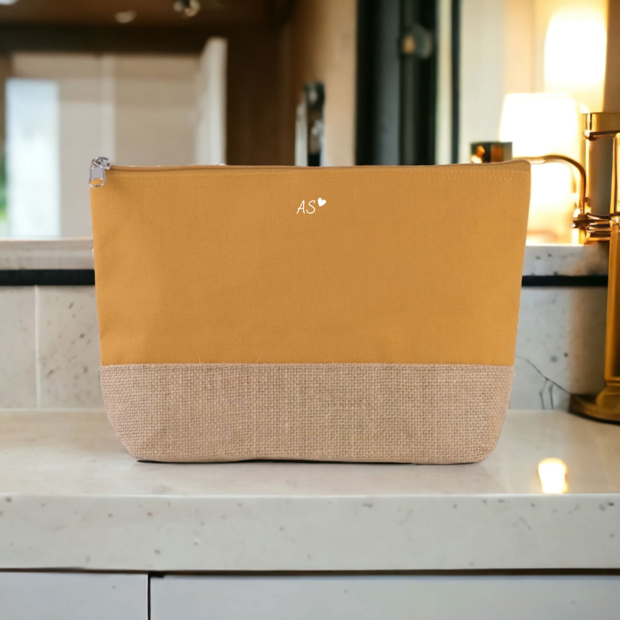 Personalisierte Kosmetiktasche aus Jute | Schminktasche mit Initialen und Herz | in 4 Farben - GlamourDesign