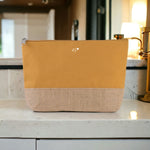 Lade das Bild in den Galerie-Viewer, Personalisierte Kosmetiktasche aus Jute | Schminktasche mit Initialen und Herz | in 4 Farben - GlamourDesign
