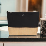 Lade das Bild in den Galerie-Viewer, Personalisierte Kosmetiktasche aus Jute | Schminktasche mit Initialen und Herz | in 4 Farben - GlamourDesign
