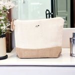 Lade das Bild in den Galerie-Viewer, Personalisierte Kosmetiktasche aus Jute | Schminktasche mit Initialen und Herz | in 4 Farben - GlamourDesign
