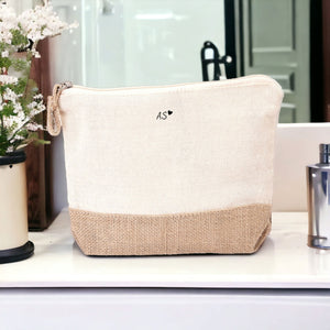 Personalisierte Kosmetiktasche aus Jute | Schminktasche mit Initialen und Herz | in 4 Farben - GlamourDesign