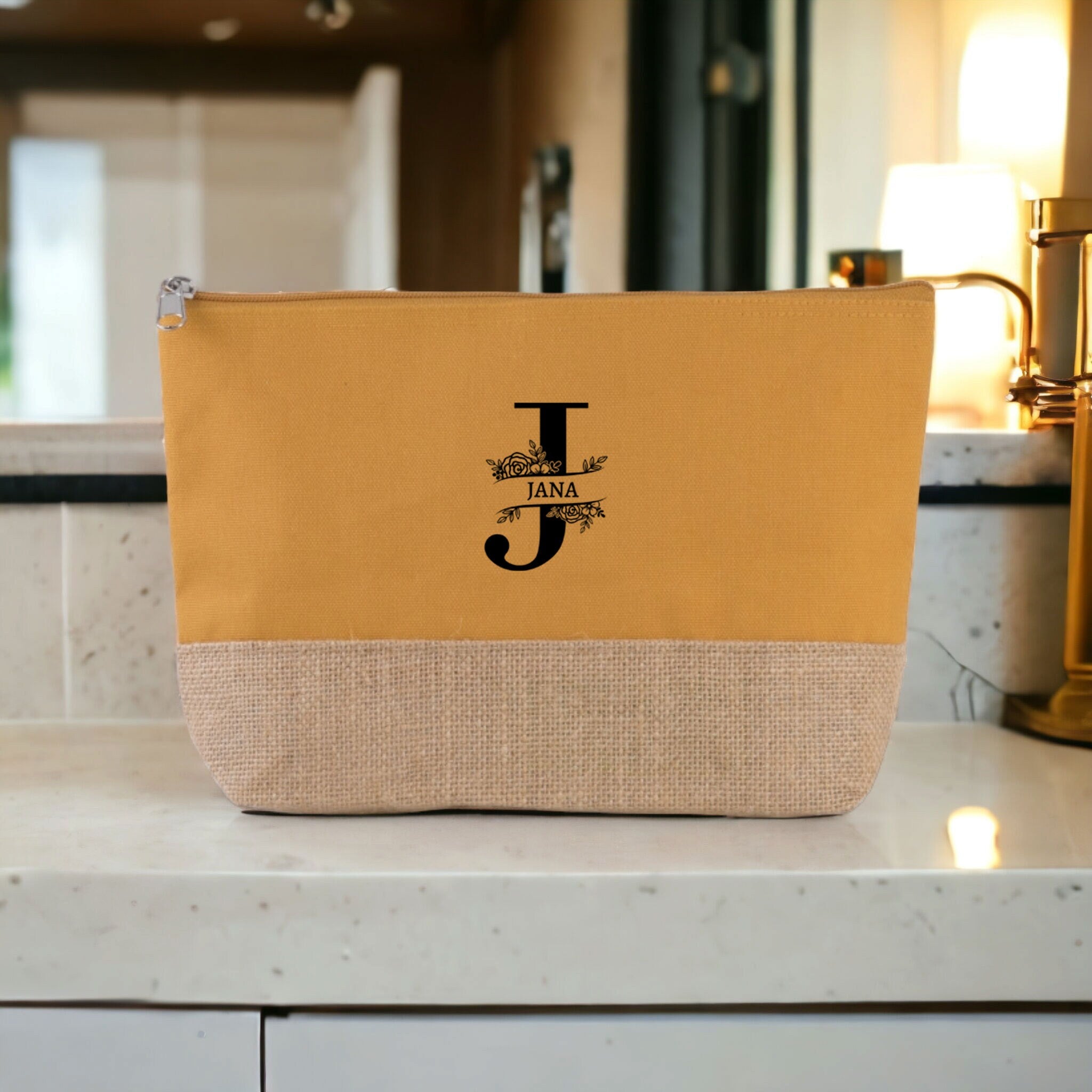 Personalisierte Kosmetiktasche aus Jute | Schminktasche mit Namen| Blumendesign in Schwarz & Weiß| in 4 Farben - GlamourDesign