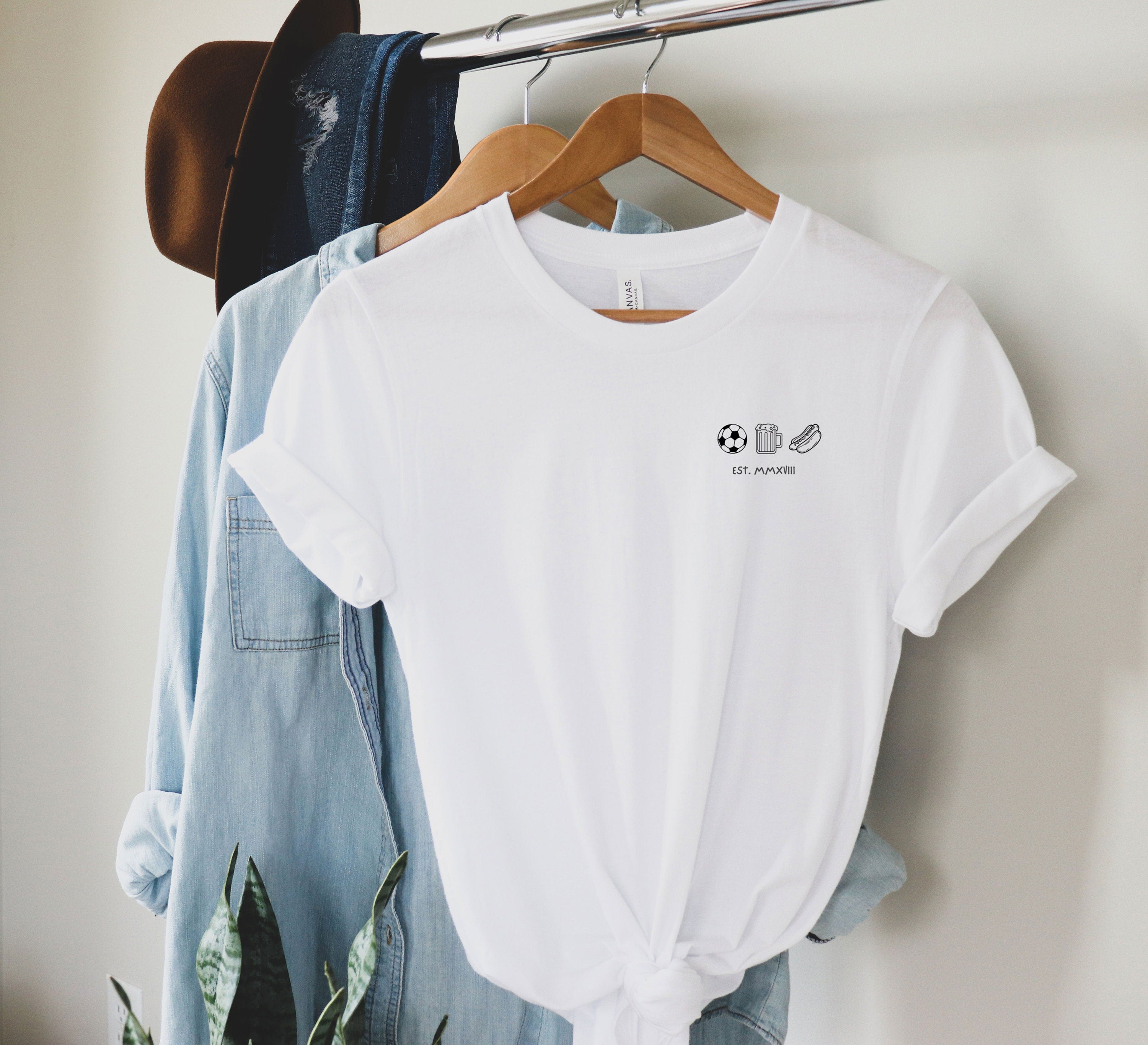 Fußball T-Shirt | Fußball, Bier und Stadionwurst | mit Wunschdatum | minimalistisches Design | - GlamourDesign