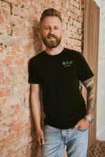 Lade das Bild in den Galerie-Viewer, Fußball T-Shirt | Fußball, Bier und Stadionwurst | mit Wunschdatum | minimalistisches Design | - GlamourDesign
