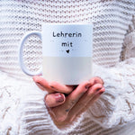 Lade das Bild in den Galerie-Viewer, Tasse für die Lehrerin | Geschenk | Wasserfarben Design | personalisierbar mit Wunschtext | Lehrerin mit Herz - GlamourDesign

