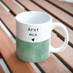 Lade das Bild in den Galerie-Viewer, Tasse als Geschenk für den Arzt| Wunschtext| Arzt mit Herz - GlamourDesign
