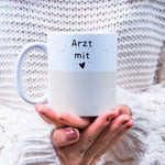 Lade das Bild in den Galerie-Viewer, Tasse als Geschenk für den Arzt| Wunschtext| Arzt mit Herz - GlamourDesign
