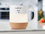 Lade das Bild in den Galerie-Viewer, Tasse aus Keramik | personalisierbar mit Wunschnamen| Tasse für Lehrer | Kork | Lehrer mit Herz - GlamourDesign
